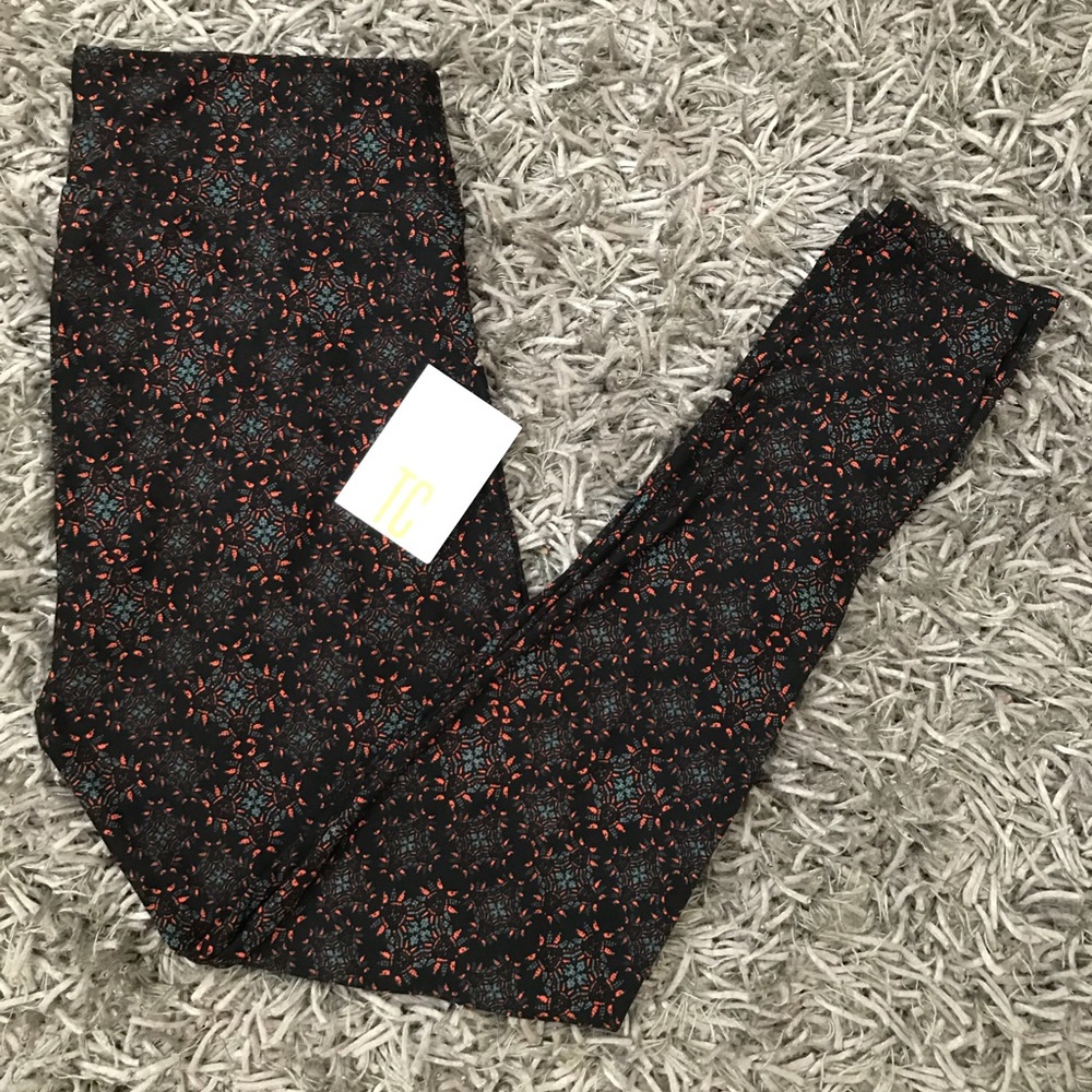 NWOT Lularoe black with design TC leggings